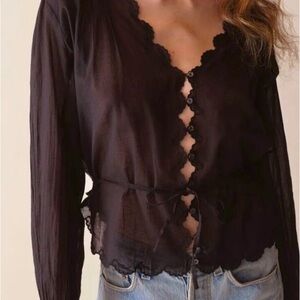 Does Elayne scalloped long sleeve voile top